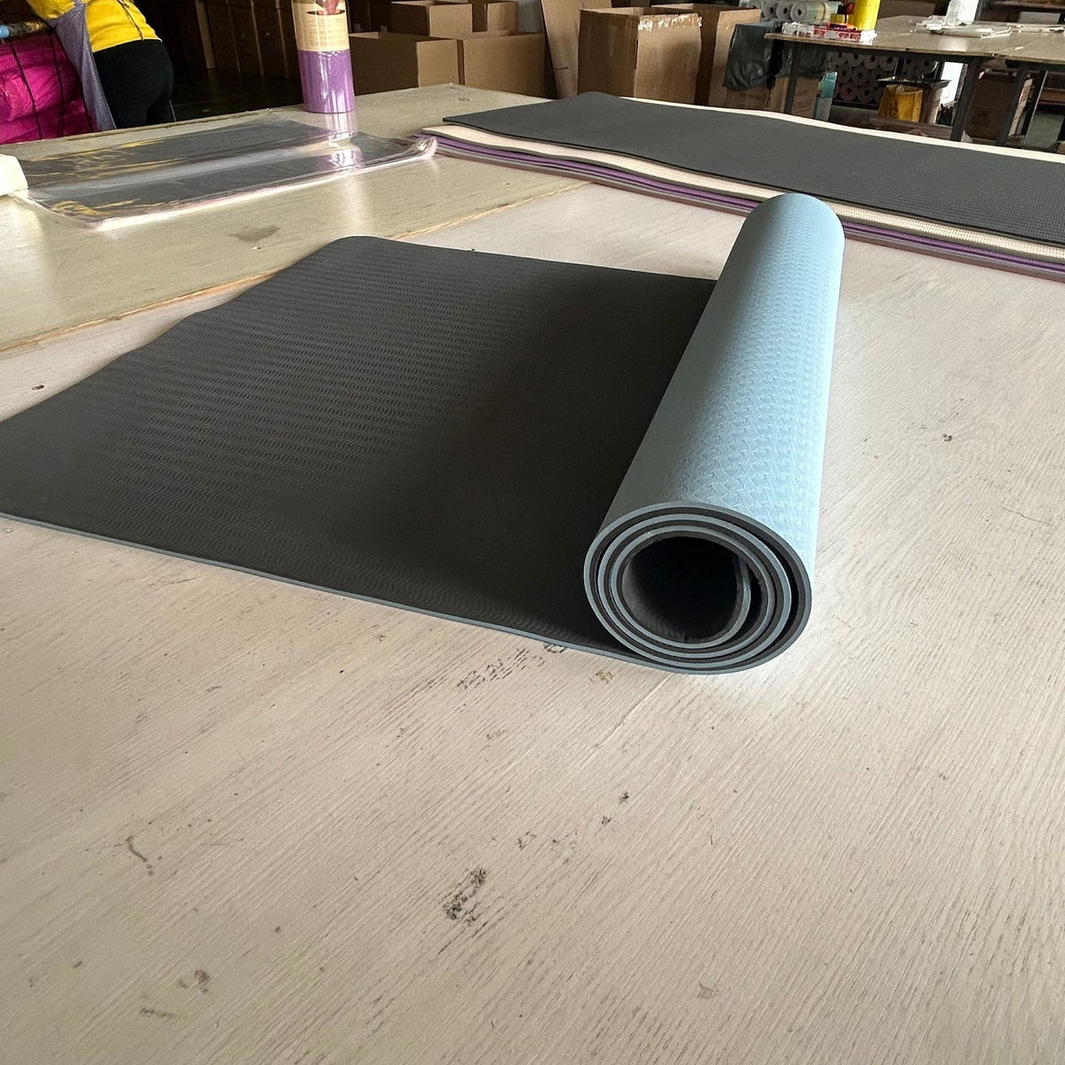 Two-tone movement mat — Qingshan Blue And Black-183x61x0.6cm; 1 movement mat